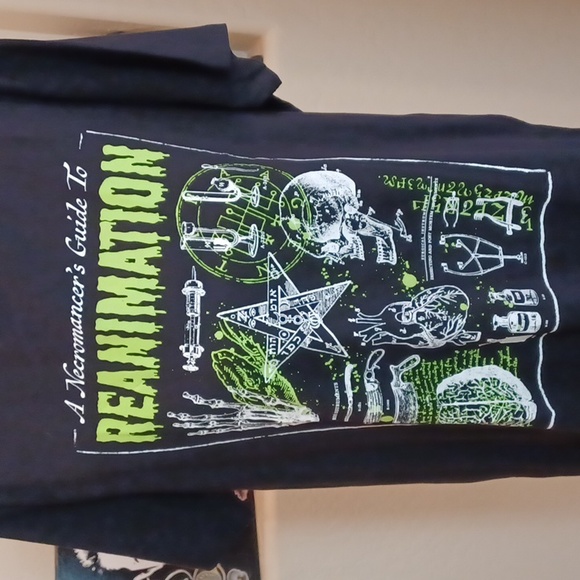 TRICKZ N TREAT XXL  SHORT-SLEEVED TSHIRT WITH GREEN" NECROMANCERS GUIDE"GRAPHICS - Picture 9 of 9